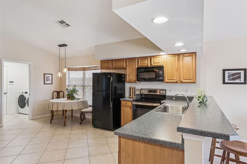 Image 9 of property listing at 457 KNIGHTSBRIDGE CIRCLE, Davenport, FL 33896