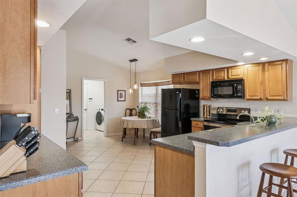 Image 10 of property listing at 457 KNIGHTSBRIDGE CIRCLE, Davenport, FL 33896