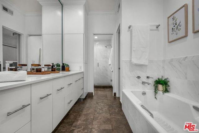 11667 Gorham Avenue 203, Los Angeles, CA 90049