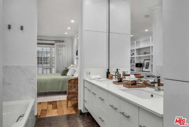 11667 Gorham Avenue 203, Los Angeles, CA 90049