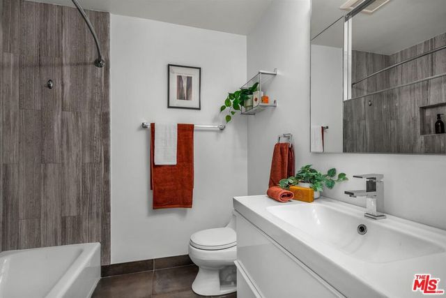 11667 Gorham Avenue 203, Los Angeles, CA 90049