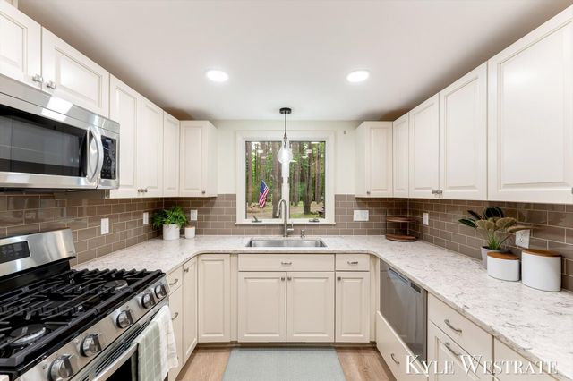 15594 Ritchie Avenue NE, Cedar Springs, MI 49319