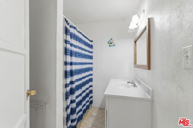 1700 Airport Drive, Bakersfield, CA 93308