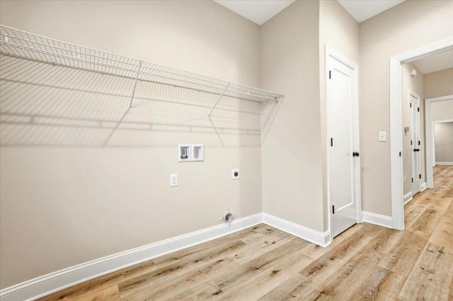 42 Belvoir CIR, Moneta, VA 24121