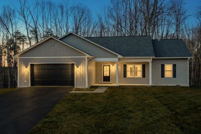 42 Belvoir CIR, Moneta, VA 24121