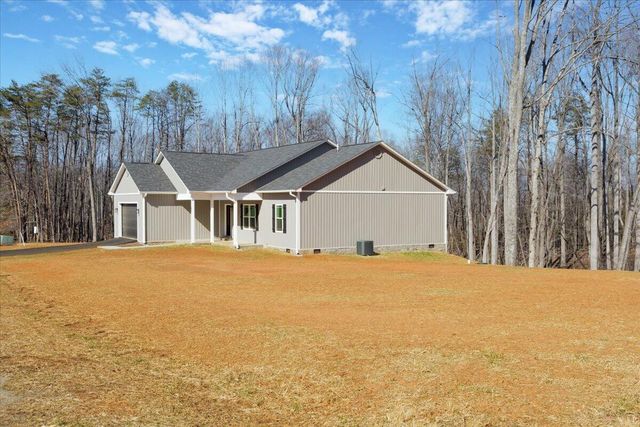 42 Belvoir CIR, Moneta, VA 24121