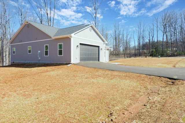 42 Belvoir CIR, Moneta, VA 24121