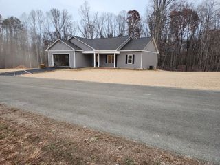 42 Belvoir CIR, Moneta, VA 24121