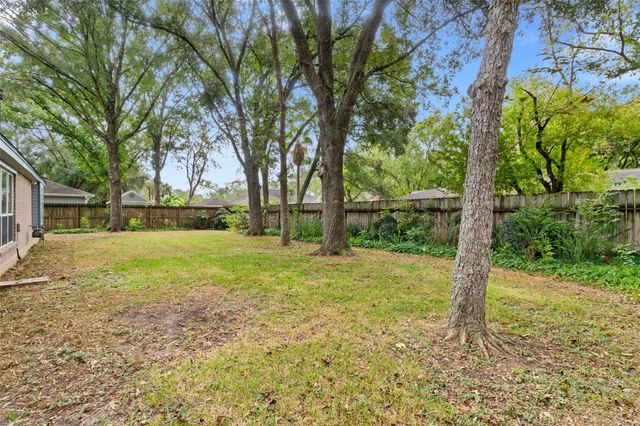 1207 Yorkshire Drive, Friendswood, TX 77546