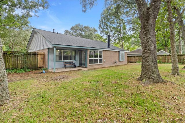 1207 Yorkshire Drive, Friendswood, TX 77546