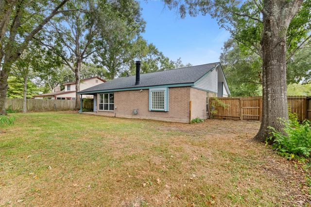 1207 Yorkshire Drive, Friendswood, TX 77546