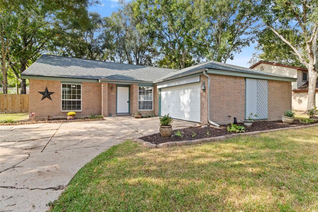 1207 Yorkshire Drive, Friendswood, TX 77546