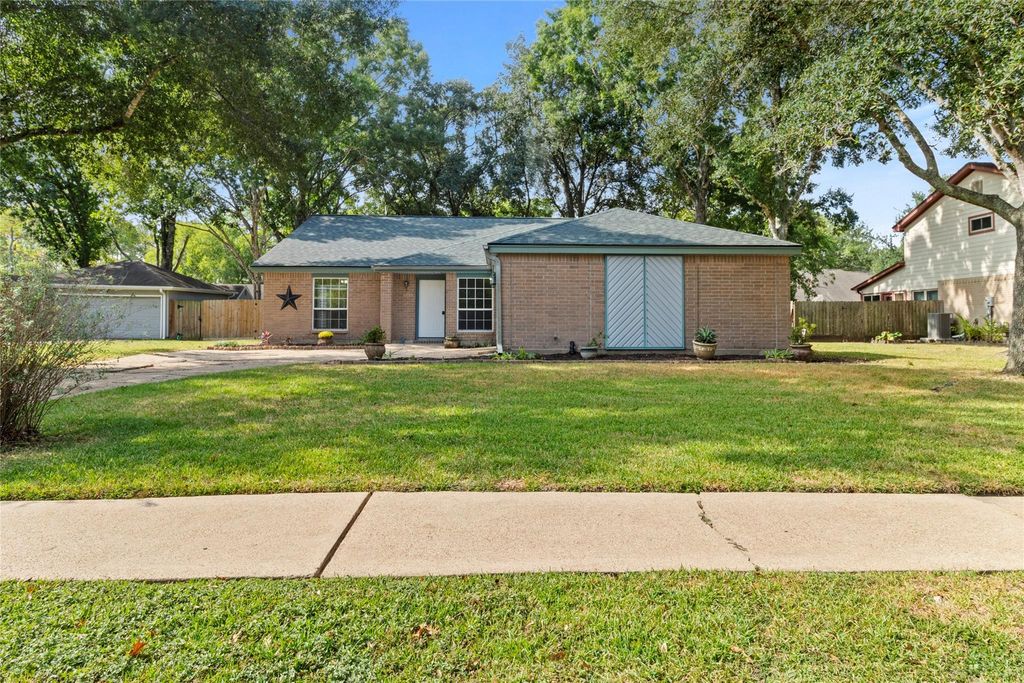 1207 Yorkshire Drive, Friendswood, TX 77546