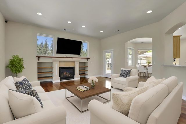 125 E Franklin Dr, Nine Mile Falls, WA 99026