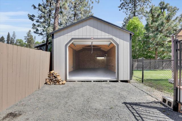 125 E Franklin Dr, Nine Mile Falls, WA 99026