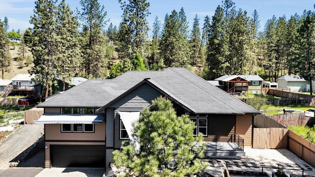 125 E Franklin Dr, Nine Mile Falls, WA 99026