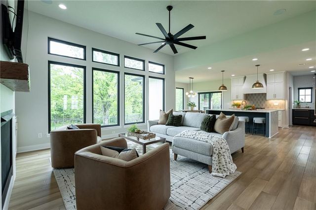 2021 NE Bluestone Drive, Lee's Summit, MO 64064