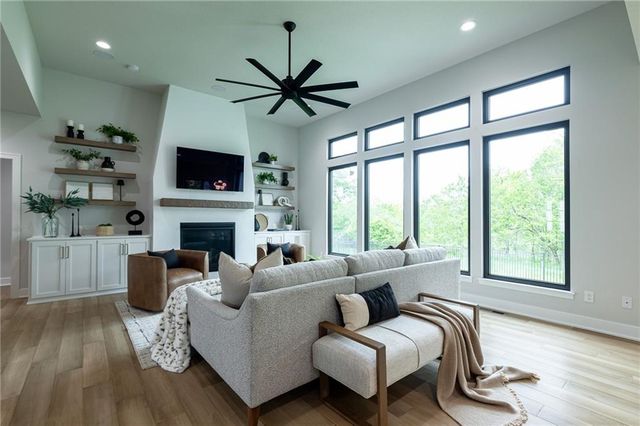2021 NE Bluestone Drive, Lee's Summit, MO 64064