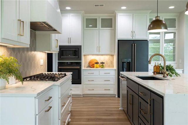 2021 NE Bluestone Drive, Lee's Summit, MO 64064