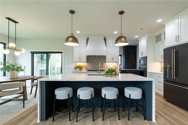 2021 NE Bluestone Drive, Lee's Summit, MO 64064