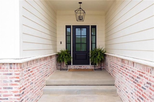 2021 NE Bluestone Drive, Lee's Summit, MO 64064