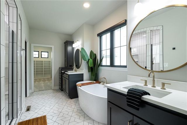2021 NE Bluestone Drive, Lee's Summit, MO 64064