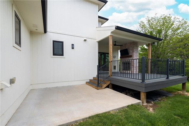 2021 NE Bluestone Drive, Lee's Summit, MO 64064