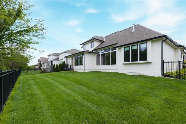 2021 NE Bluestone Drive, Lee's Summit, MO 64064