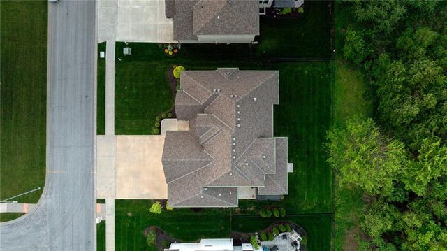 2021 NE Bluestone Drive, Lee's Summit, MO 64064