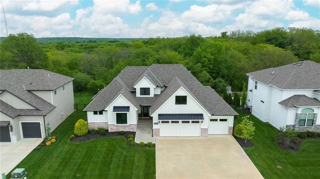 2021 NE Bluestone Drive, Lee's Summit, MO 64064