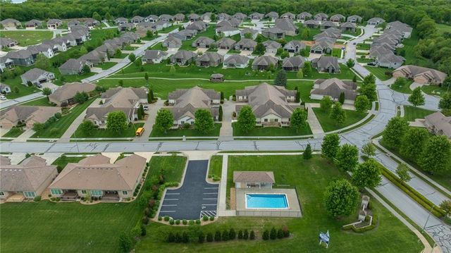 2021 NE Bluestone Drive, Lee's Summit, MO 64064