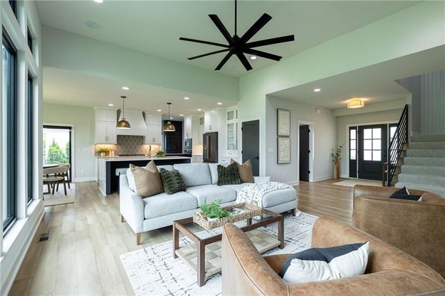 2021 NE Bluestone Drive, Lee's Summit, MO 64064