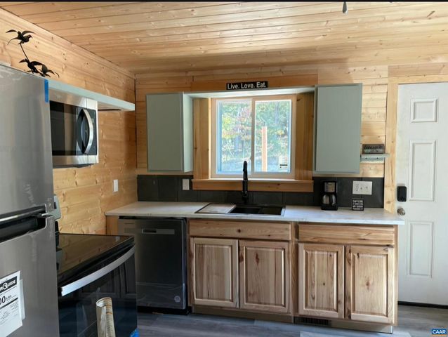 136 WILDWOOD LN, Shenandoah, VA 22849