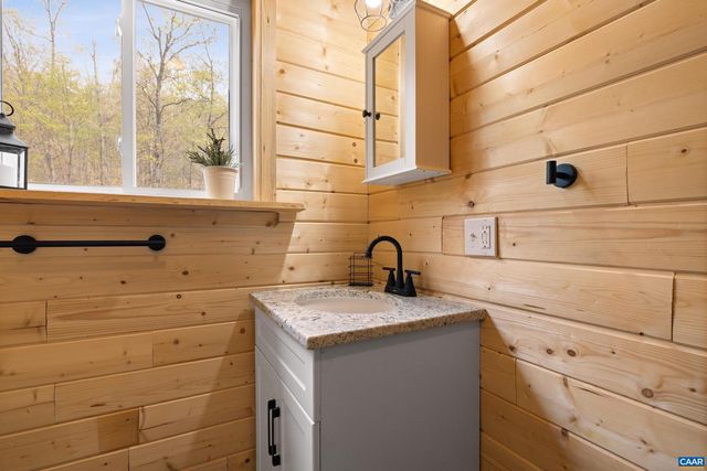 136 WILDWOOD LN, Shenandoah, VA 22849