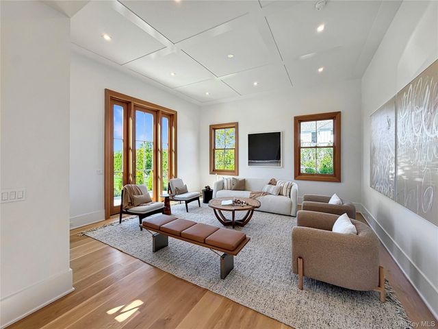 522 Wickapogue Road, Southampton, NY 11968