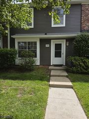 394 Rittenhouse Ct, North Brunswick Twp., NJ 08902
