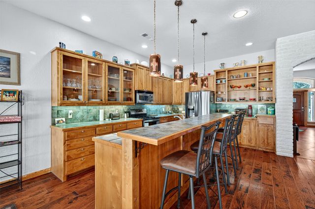 200 Cayuga Trail, Lake Kiowa, TX 76240