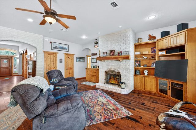 200 Cayuga Trail, Lake Kiowa, TX 76240