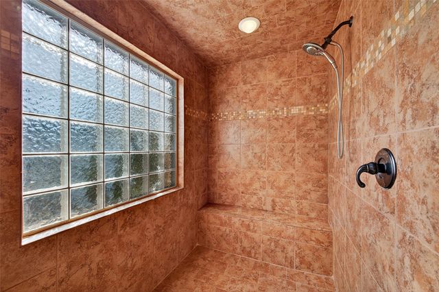 200 Cayuga Trail, Lake Kiowa, TX 76240