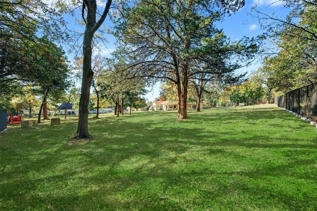 200 Cayuga Trail, Lake Kiowa, TX 76240