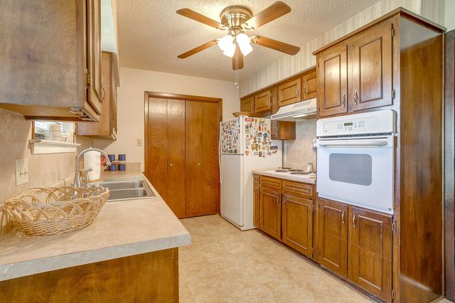 206 Laura Drive, Burleson, TX 76028