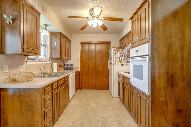 206 Laura Drive, Burleson, TX 76028