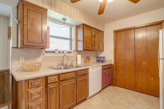 206 Laura Drive, Burleson, TX 76028