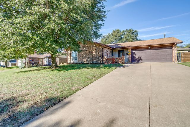 206 Laura Drive, Burleson, TX 76028