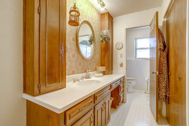 206 Laura Drive, Burleson, TX 76028