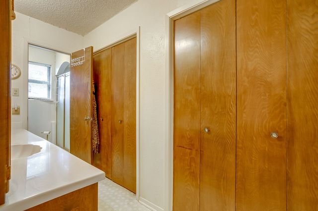 206 Laura Drive, Burleson, TX 76028