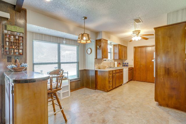 206 Laura Drive, Burleson, TX 76028