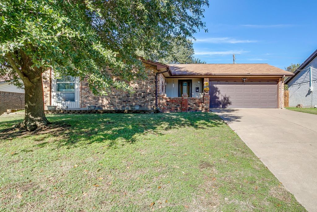 206 Laura Drive, Burleson, TX 76028