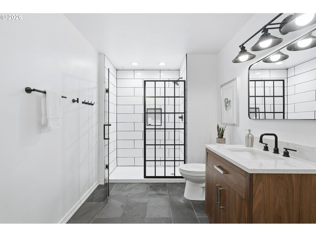 4526 Ne OREGON St, Portland, OR 97213