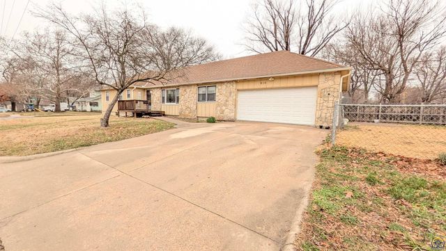 916 W 7th Ave, Emporia, KS 66801